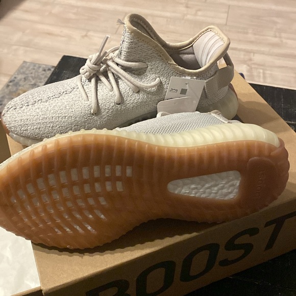 Yeezy Boost 350 V2 'Sesame' Size 5 men’s brand new condition with box, offer up - Picture 3 of 11
